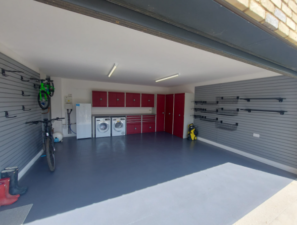 Garasi dengan lantai polos yang mudah dibersihkan